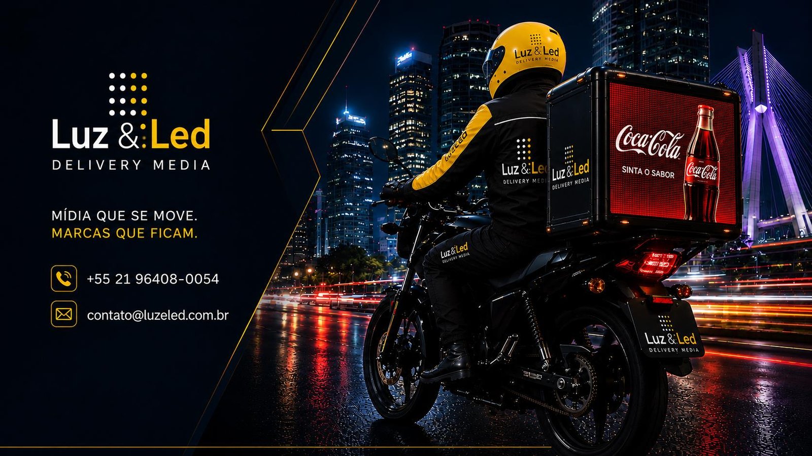 Baú LED em moto delivery mostrando publicidade da Coca-Cola em movimento noturno na cidade